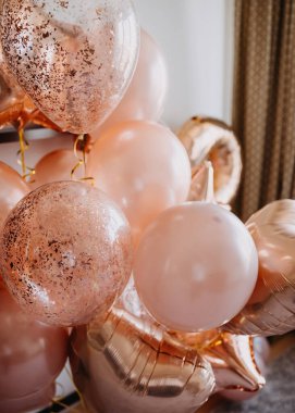 Evde helyumlu parlak pembe balonlar..