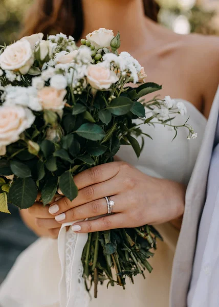 Fechar Anel Diamante Noivado Mão Noiva — Fotografia de Stock