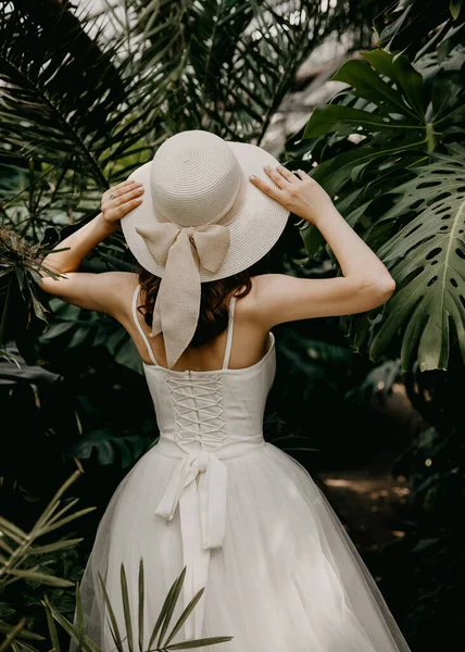 Jovem Mulher Vestido Espartilho Branco Segurando Chapéu Verão Baleado Por — Fotografia de Stock