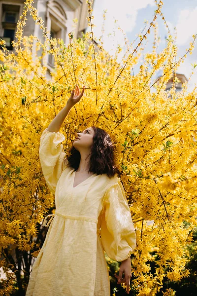 Mladá Žena Letních Šatech Žlutém Pozadí Keře Venku Zahradě Dosahující — Stock fotografie