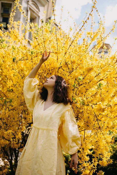 Mujer Joven Vestido Verano Sobre Fondo Arbusto Amarillo Aire Libre — Foto de Stock