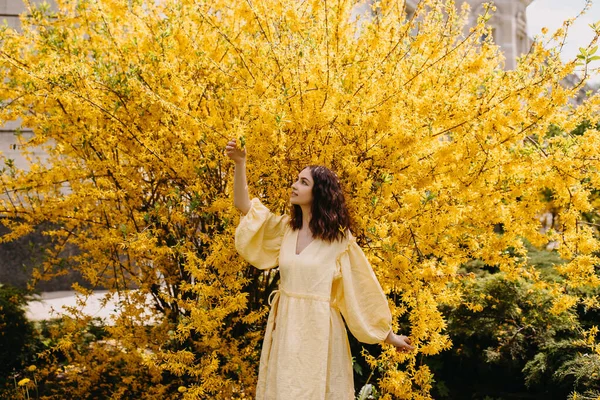 Mujer Joven Vestido Verano Sobre Fondo Arbusto Amarillo Aire Libre — Foto de Stock