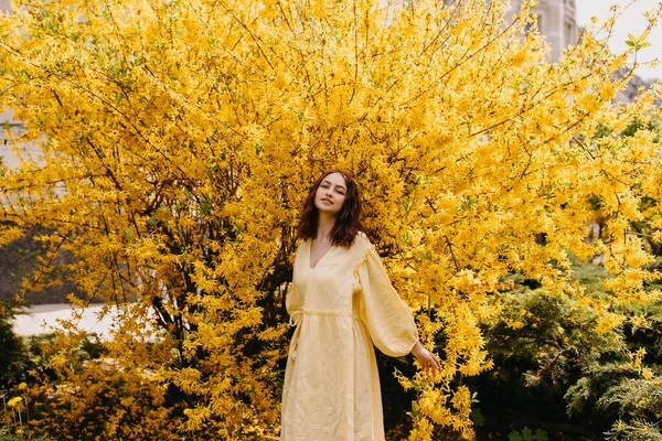 Mujer Joven Vestido Verano Arbusto Con Flores Amarillas Fondo Aire — Foto de Stock