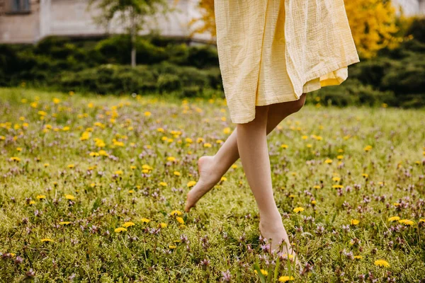 Κοντινό Πλάνο Των Γυναικείων Ξυπόλητων Ποδιών Περπάτημα Ένα Πεδίο Πράσινο — Φωτογραφία Αρχείου