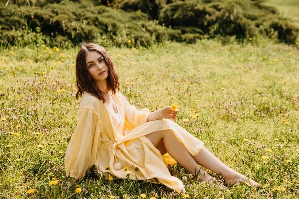 Mladá Bosá Žena Žlutých Mušelínových Šatech Sedící Poli Divokými Květy — Stock fotografie