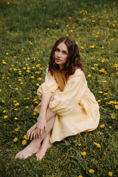 Joven Mujer Descalza Vistiendo Vestido Amarillo Muselina Sentada Campo Con — Foto de Stock