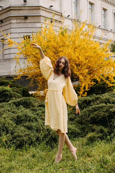 Joven Mujer Descalza Bailando Jardín Con Vestido Amarillo — Foto de Stock