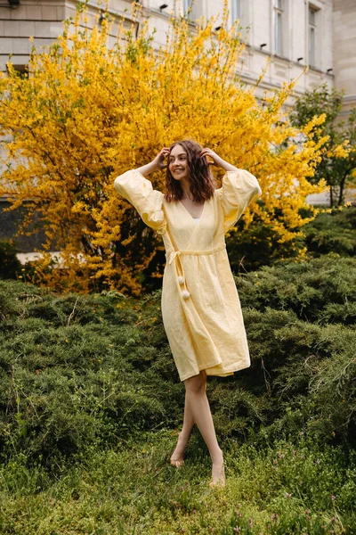 Jovem Descalça Mulher Jardim Vestindo Vestido Amarelo — Fotografia de Stock