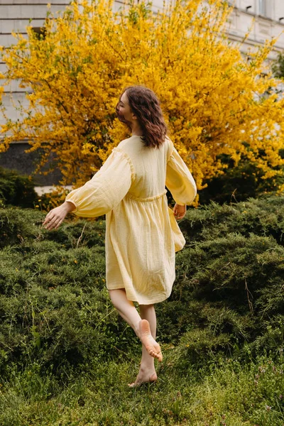 Joven Mujer Descalza Bailando Parque Con Vestido Amarillo — Foto de Stock