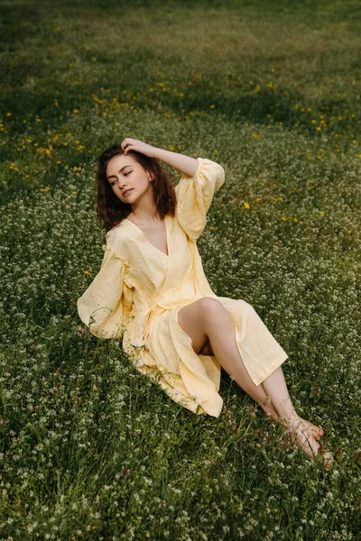 Joven Mujer Descalza Con Vestido Muselina Amarilla Sentada Campo Con — Foto de Stock