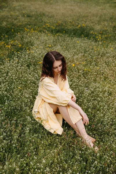 Mujer Triste Vistiendo Vestido Amarillo Verano Sentado Campo Con Hierba — Foto de Stock
