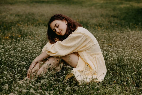 Joven Mujer Descalza Vistiendo Vestido Amarillo Muselina Sentada Campo Con — Foto de Stock