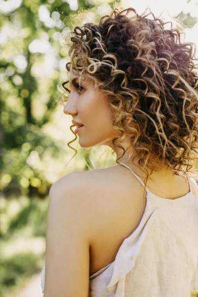 Portret Van Een Jonge Vrouw Met Krullend Haar Glimlachend Buiten — Stockfoto