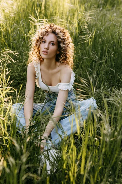 Young Woman Short Curly Hair Sitting Field Tall Green Grass — Foto de Stock