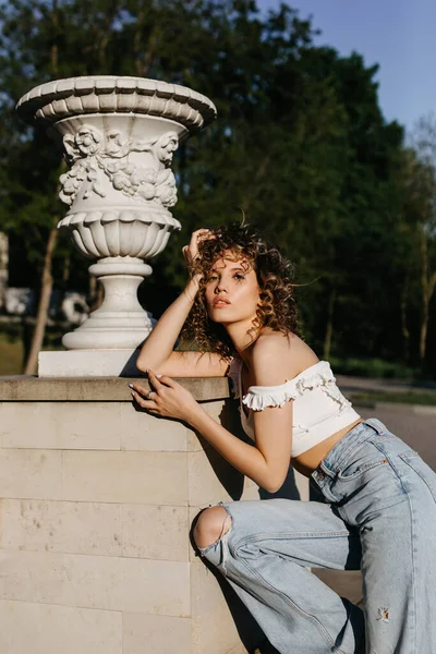 Young Woman Curly Hair Wearing Jeans Crop Top Posing Outdoors — Foto de Stock