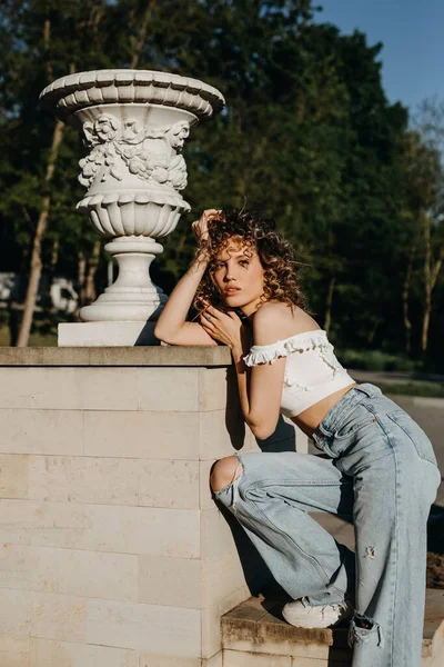 Fashion Portrait Woman Curly Hair Posing Outdoors Next Statue — Foto de Stock