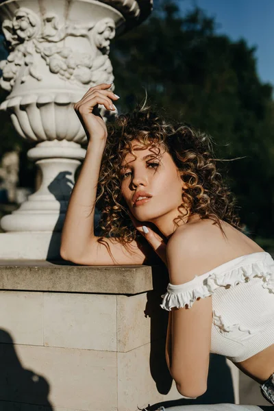Young Woman Curly Hair Posing Outdoors Next Statue — Foto de Stock