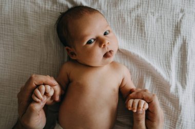 Yeni doğmuş bebek kameraya bakıyor..