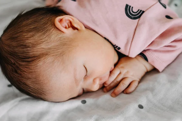 Primo Piano Neonato Che Dorme Con Mano Bocca — Foto Stock