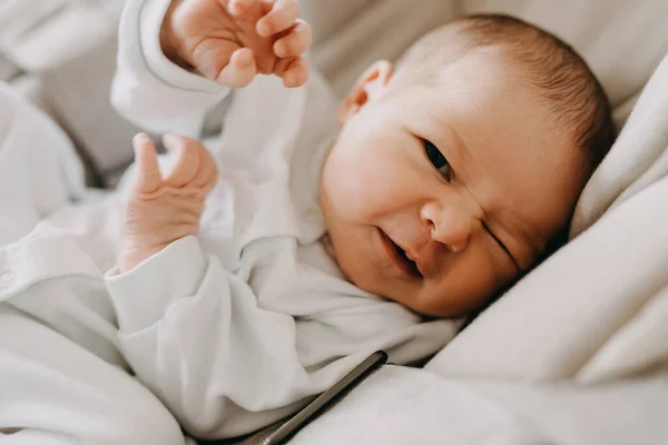 Bebê Recém Nascido Fazendo Uma Cara Engraçada Enquanto Acorda — Fotografia de Stock