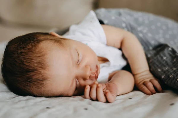 Νεογνό Μωρό Κοιμάται Στο Πλευρό Της Closeup — Φωτογραφία Αρχείου