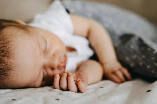 Κλείσιμο Νεογέννητου Μωρού Που Κοιμάται Εστίαση Στα Δάχτυλα Και Νύχια — Φωτογραφία Αρχείου