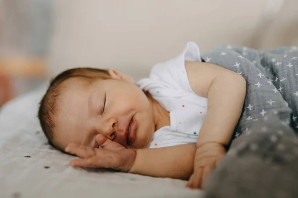 Κοντινό Πλάνο Ενός Νεογέννητου Μωρού Που Κοιμάται Στο Πλευρό Της — Φωτογραφία Αρχείου