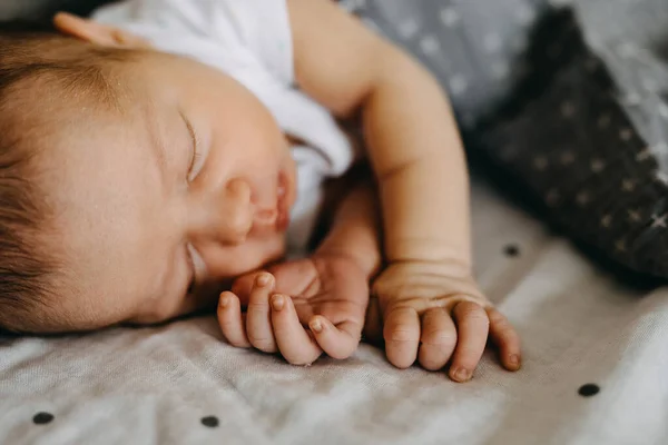 Zbliżenie Noworodka Śpiącego Skupienie Się Palcach Paznokciach — Zdjęcie stockowe