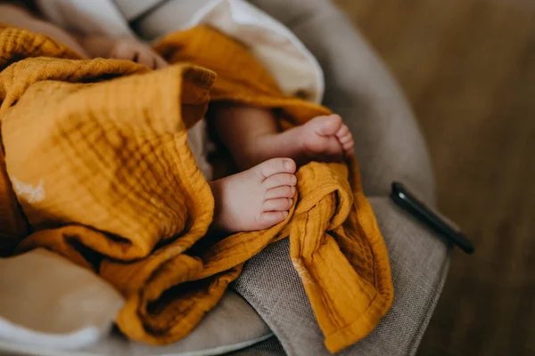 Κοντινό Πλάνο Νεογέννητων Ποδιών Μωρού Καλυμμένο Κίτρινη Κουβέρτα — Φωτογραφία Αρχείου