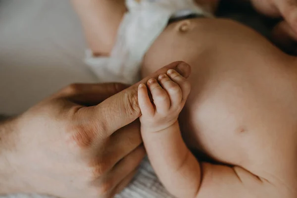 Babasının Parmağını Tutan Küçük Bebek Elinin Yakın Çekimi — Stok fotoğraf