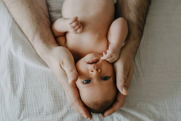 Koyu Mavi Gözlü Kameraya Bakan Yeni Doğmuş Bir Bebeğin Yakın — Stok fotoğraf