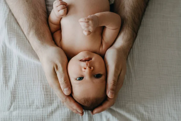 Babası Tarafından Tutulan Mavi Gözlü Yeni Doğmuş Bir Bebeğin Portresi — Stok fotoğraf
