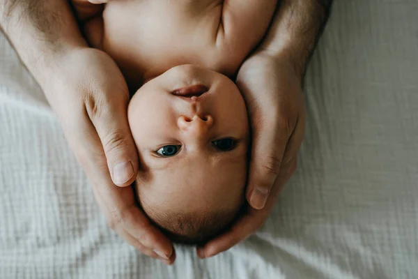 Koyu Mavi Gözlü Yeni Doğmuş Bir Bebeğin Yakın Plan Portresi — Stok fotoğraf