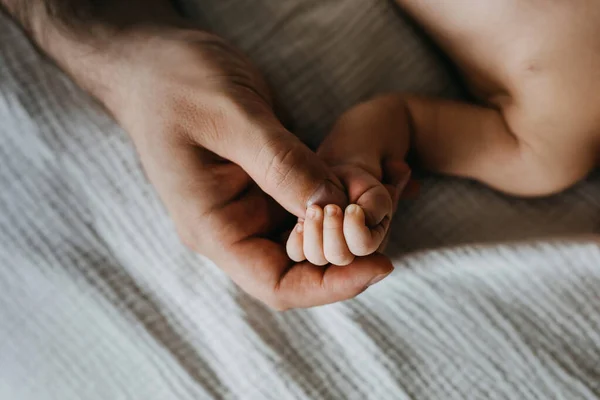 Close Pai Segurando Pequena Mão Bebê Recém Nascido — Fotografia de Stock