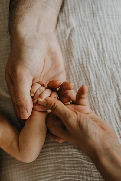 Ojciec Matka Trzymający Małe Noworodki Rękę Zbliżenie — Zdjęcie stockowe