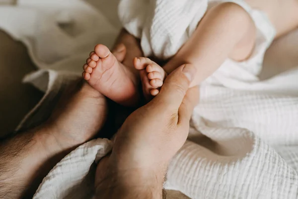 อเท าทารกแรกเก ดเล ในม — ภาพถ่ายสต็อก