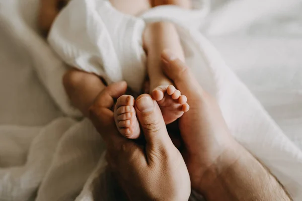 Primer Plano Del Padre Sosteniendo Pequeños Pies Bebé Recién Nacido — Foto de Stock