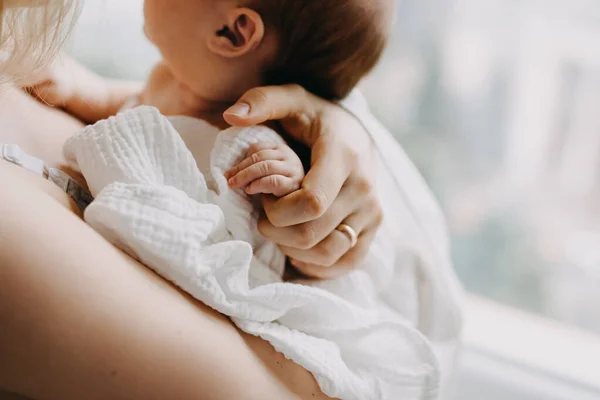 Annenin Yeni Doğmuş Bir Bebeğin Elini Tutup Pencerenin Kenarında Durduğu — Stok fotoğraf