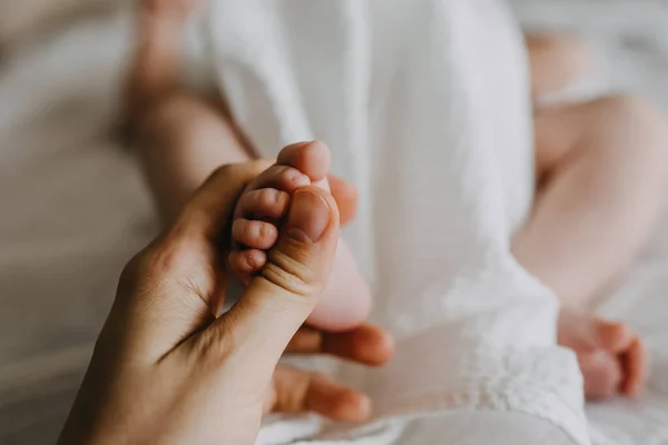 Primer Plano Madre Sosteniendo Pequeño Pie Del Bebé Recién Nacido — Foto de Stock