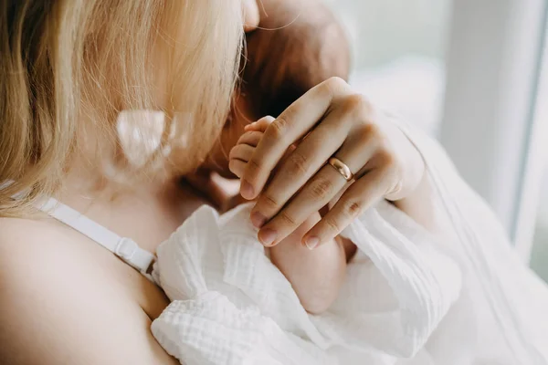 Fecho Mãe Segurando Mão Bebê Recém Nascido — Fotografia de Stock