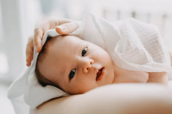 Primer Plano Bebé Recién Nacido Sostenido Por Madre Sus Brazos — Foto de Stock