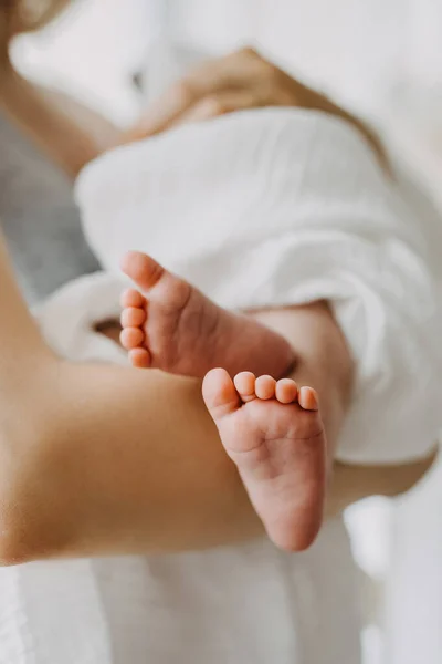 Primer Plano Los Pequeños Pies Del Bebé Recién Nacido —  Fotos de Stock