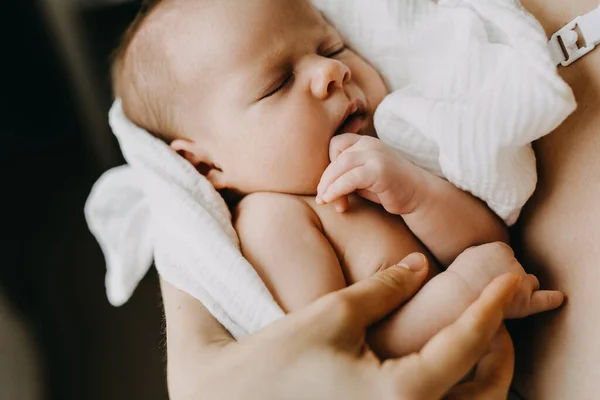 Primer Plano Bebé Recién Nacido Durmiendo Los Brazos Madre — Foto de Stock