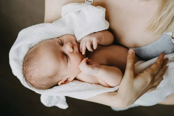 Bebê Recém Nascido Dormindo Nos Braços Mãe — Fotografia de Stock