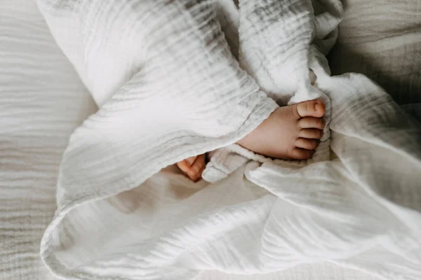 Fechar Pés Bebê Recém Nascido Coberto Com Cobertor Branco — Fotografia de Stock