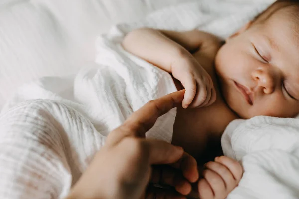 Primer Plano Bebé Recién Nacido Sosteniendo Dedo Madre — Foto de Stock