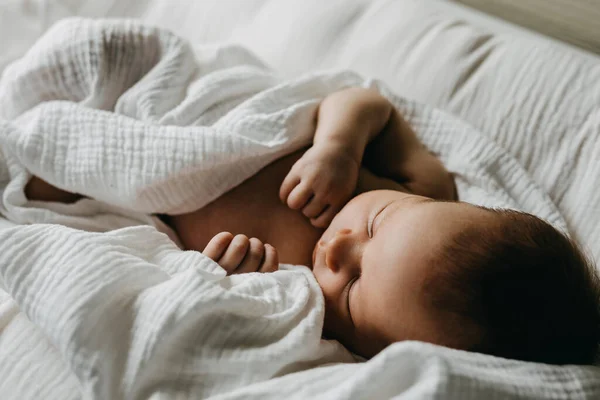 Yeni Doğmuş Bebek Beyaz Muslin Battaniyeyle Kaplanmış Uyuyor — Stok fotoğraf