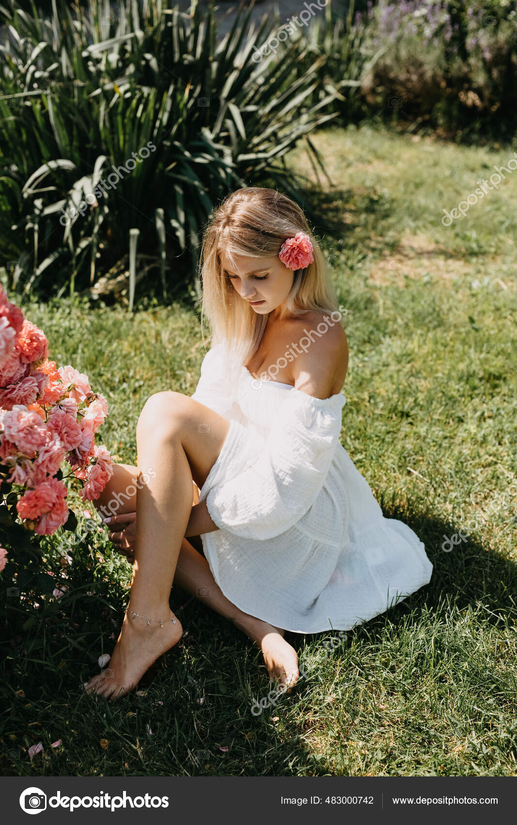 Молодая Блондинка Сидит Зеленой Траве Яркий Летний День Рядом.