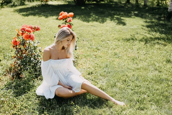Mladá Žena Blond Vlasy Sedí Trávě Parku Jasný Letní Den — Stock fotografie