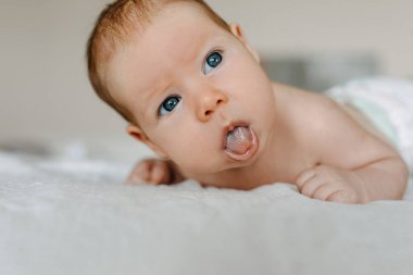 İki ay bebek başını kaldırdı, dilini gösterdi..